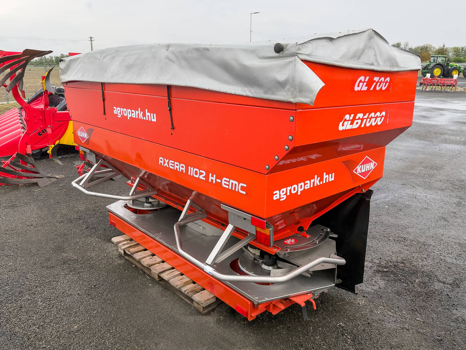 Kuhn Axera 1102 H-EMC mounted fertilizer spreader, 2. 1
