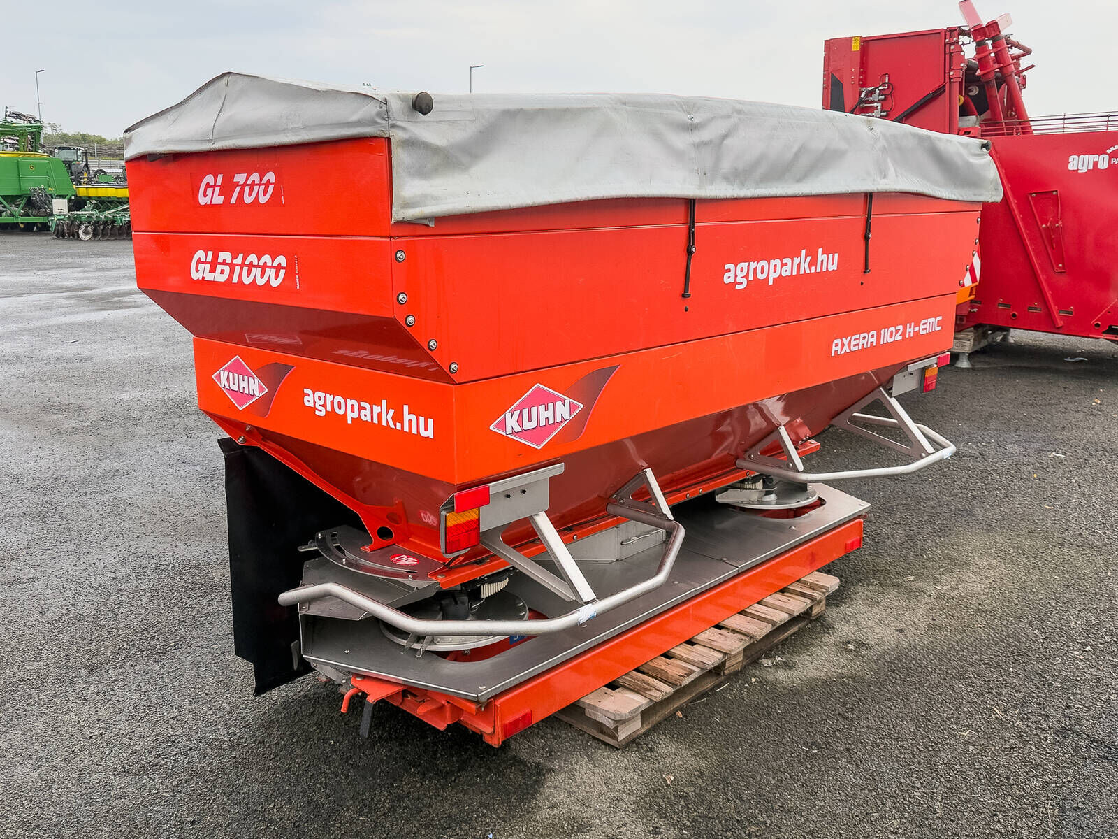 Kuhn Axera 1102 H-EMC mounted fertilizer spreader, 2. 2
