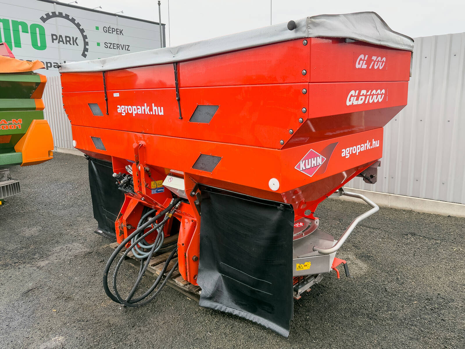 Kuhn Axera 1102 H-EMC mounted fertilizer spreader, 2. 3
