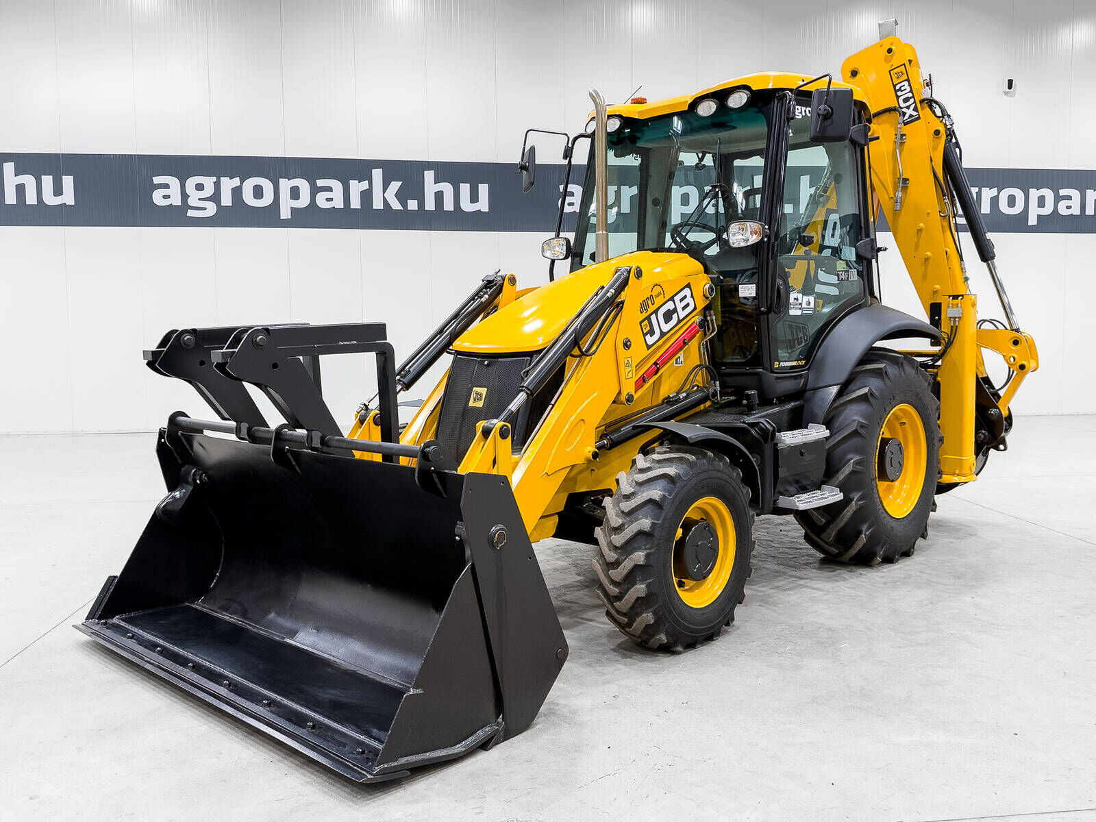 3CX Eco Sitemaster backhoe loader, 92 hp, air co 2