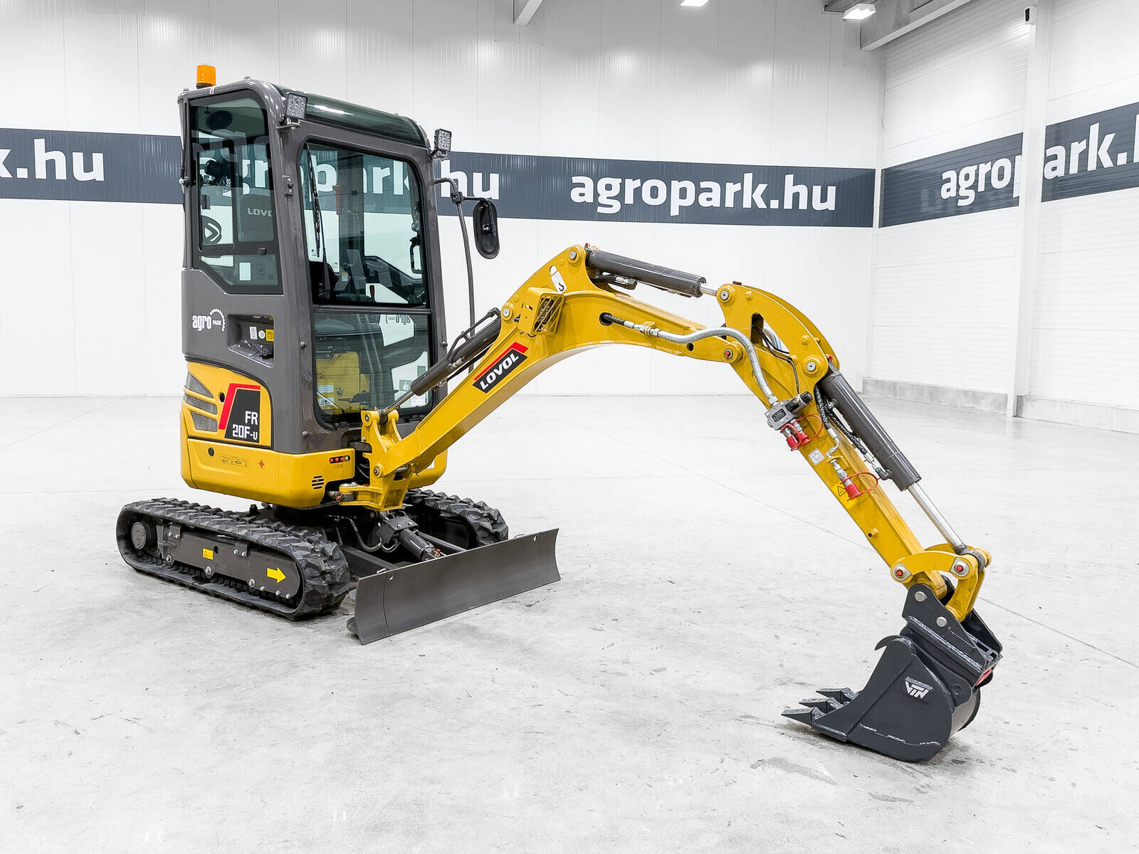 FR20F-u mini excavator, zero tail swing, Japan:  2