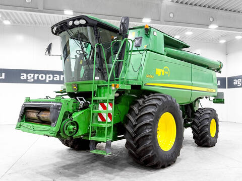 John Deere S690 4WD rotor, 800/70R38, yield and moisture me