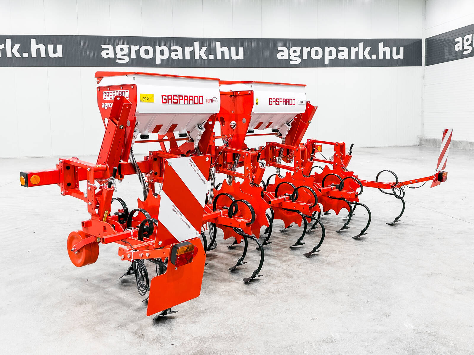HP4 4-row inter-row cultivator, 2 x 160 l fertil 2