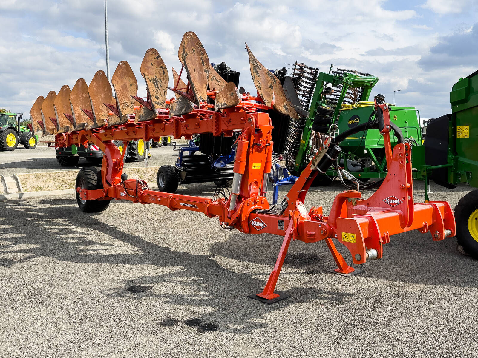 Kuhn Multileader 6/8T42 6+2 reversible plough, skimme 2