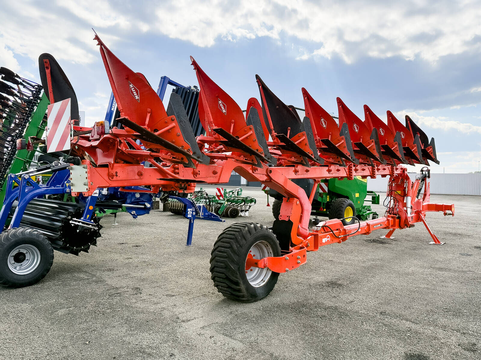 Kuhn Multileader 6/8T42 6+2 reversible plough, skimme 3