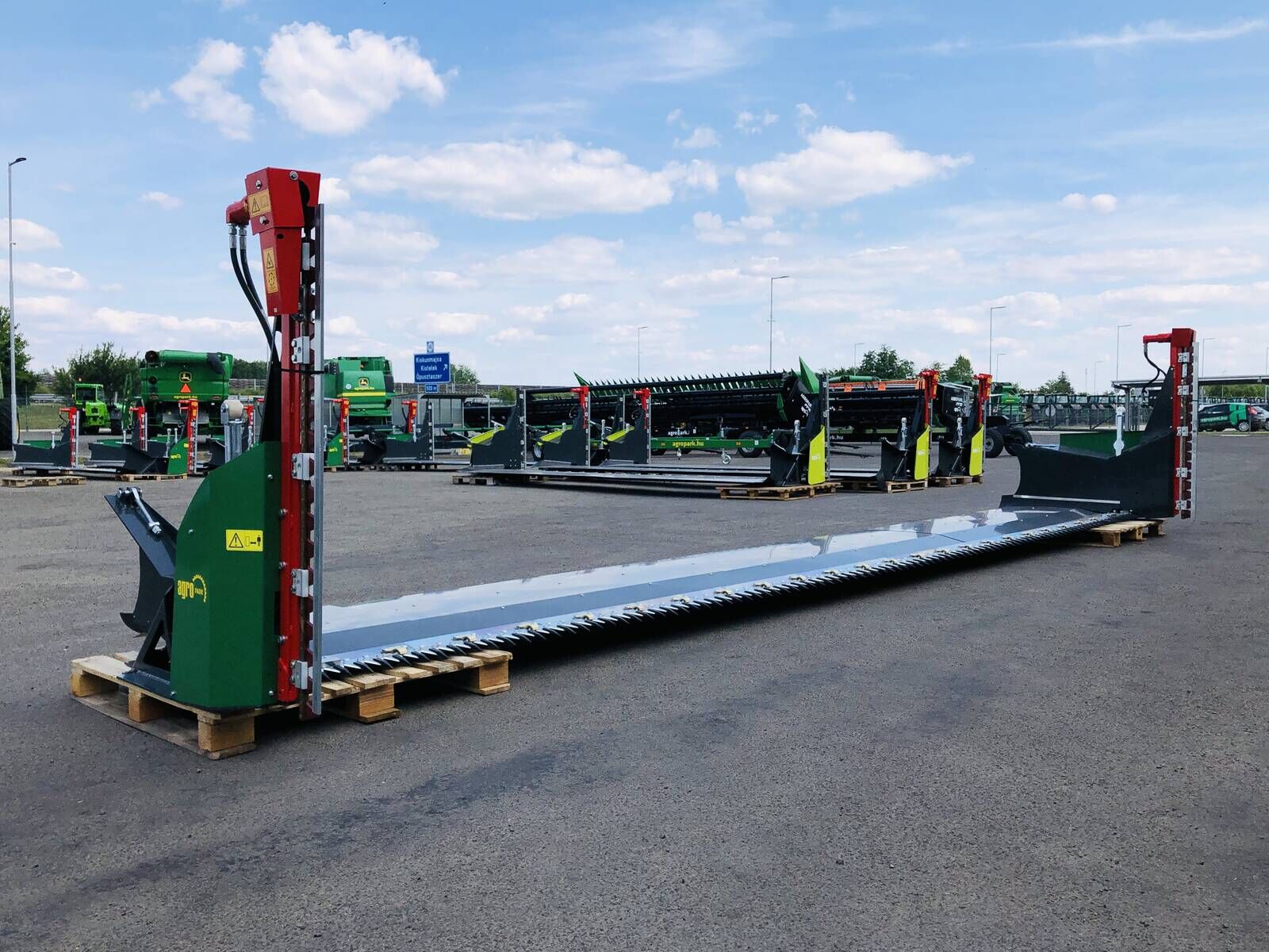 John Deere 625R 7,6 meter rape extension with 2 side knives 3