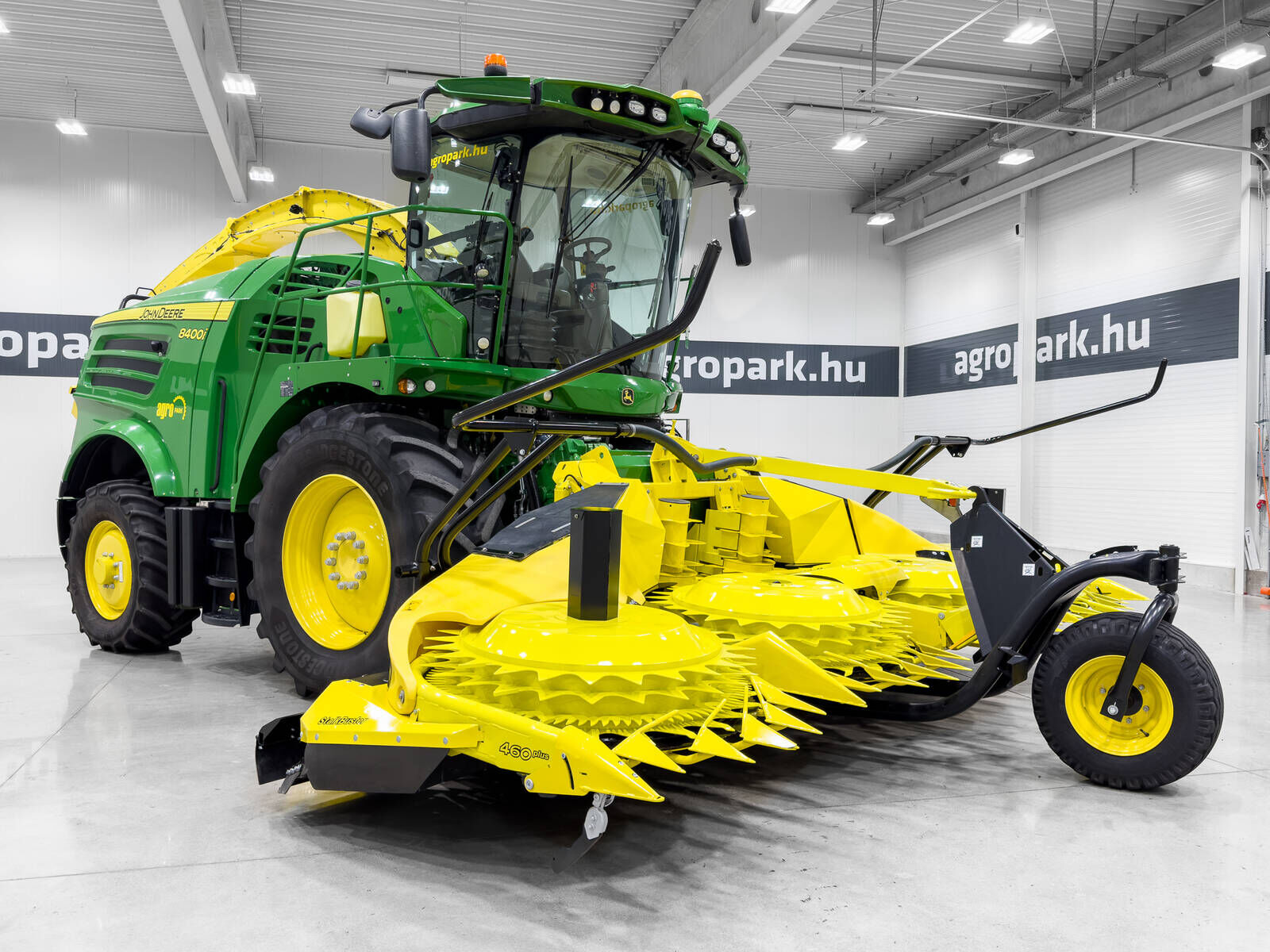 John Deere 8400 4WD 40 km/h forage harvester, with Kemper 4 2