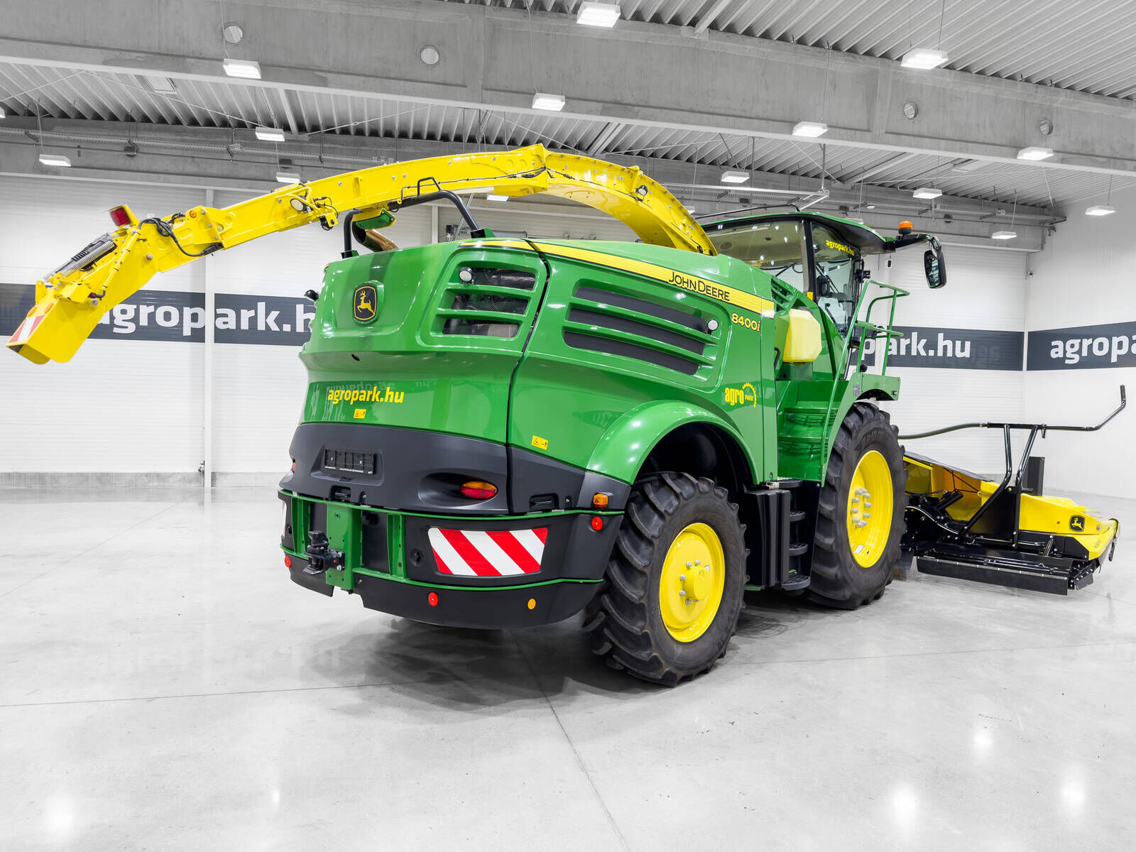 John Deere 8400 4WD 40 km/h forage harvester, with Kemper 4 3