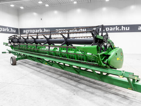 John Deere 630R 9.15m grain header with tandem axle trailer