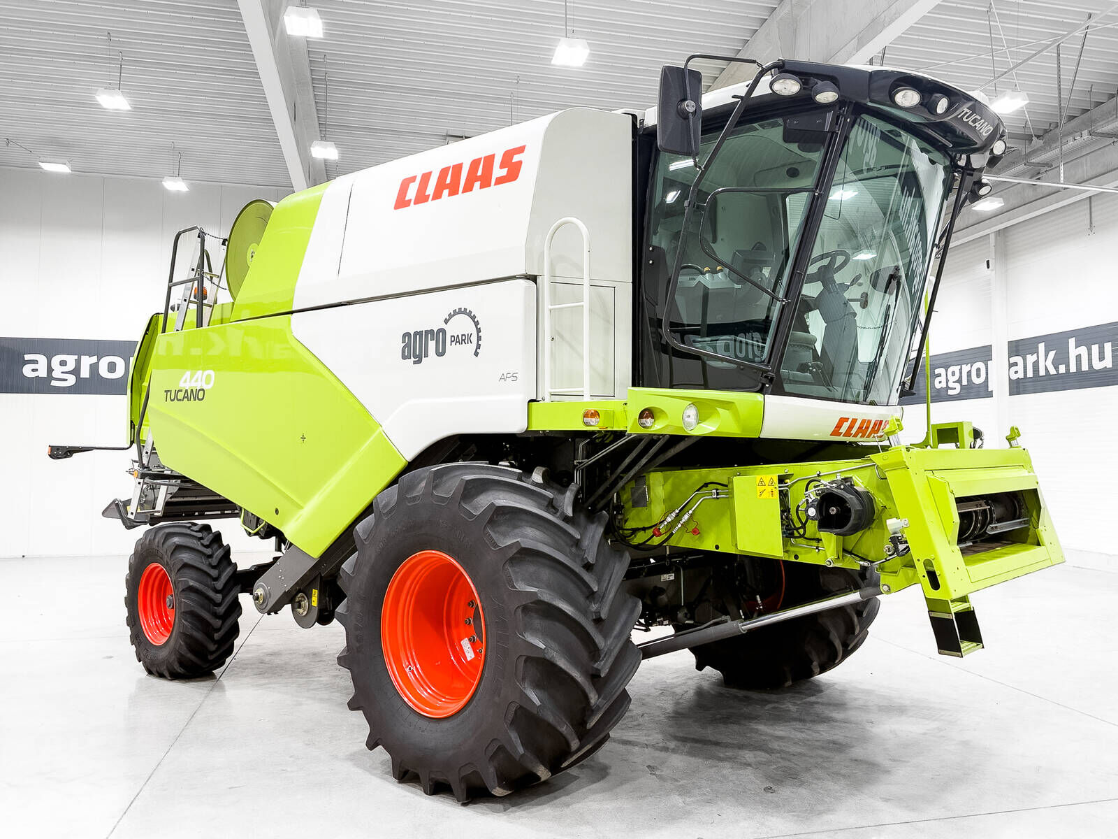 Claas Tucano 440 APS combine harvester with 6,2m heade 3