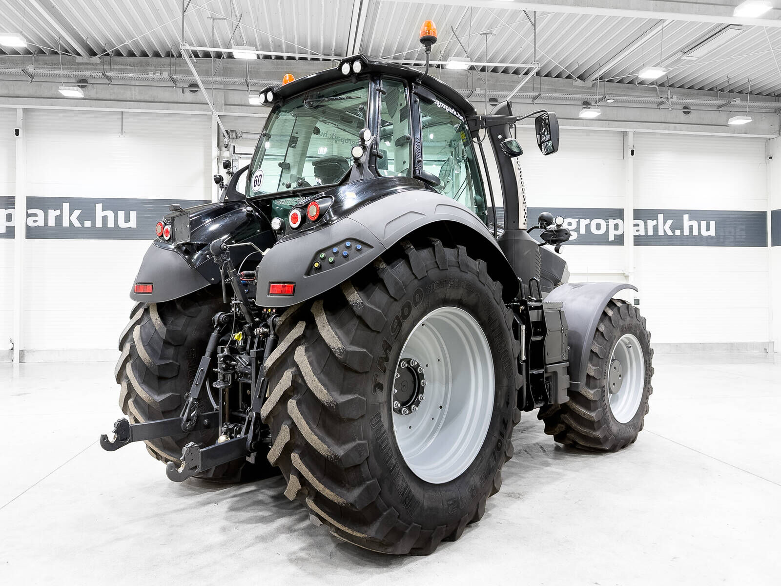 Deutz Fahr 9340 TTV 60 km/h váltó, front axle susp., cab su 3