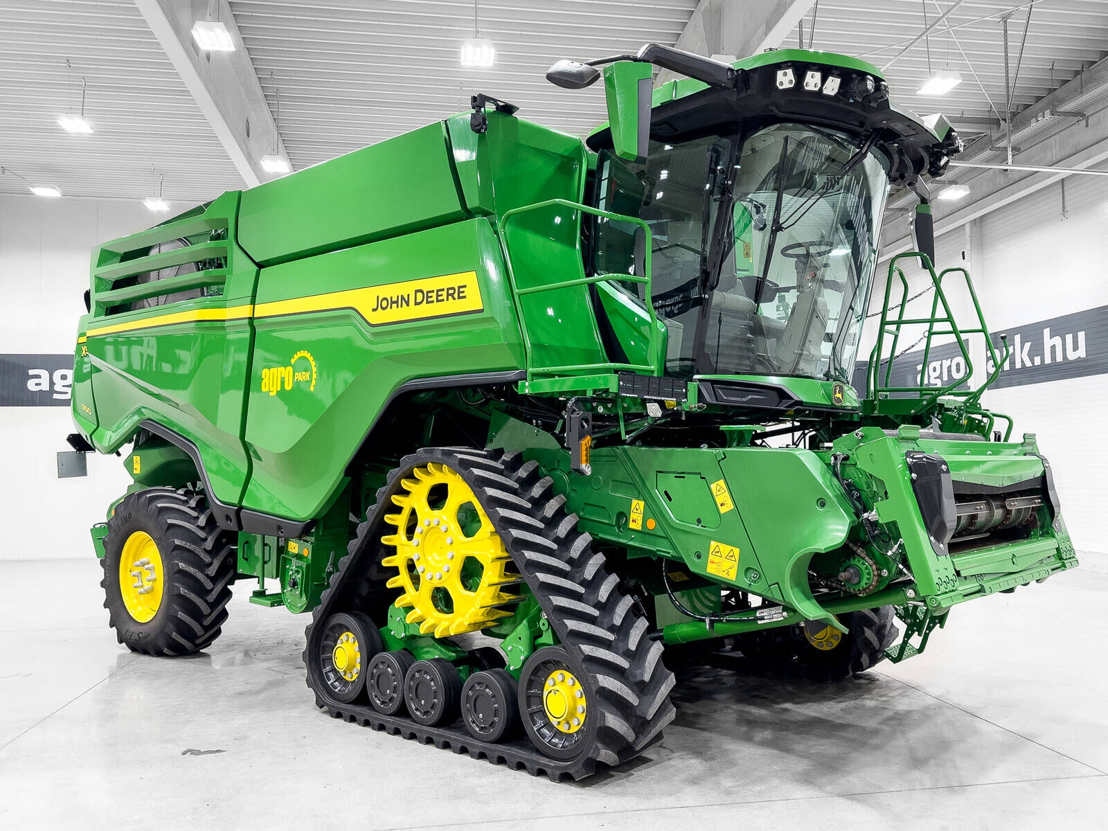 John Deere X9 1100 DEMO combine with HD45X 13,7 m header 3