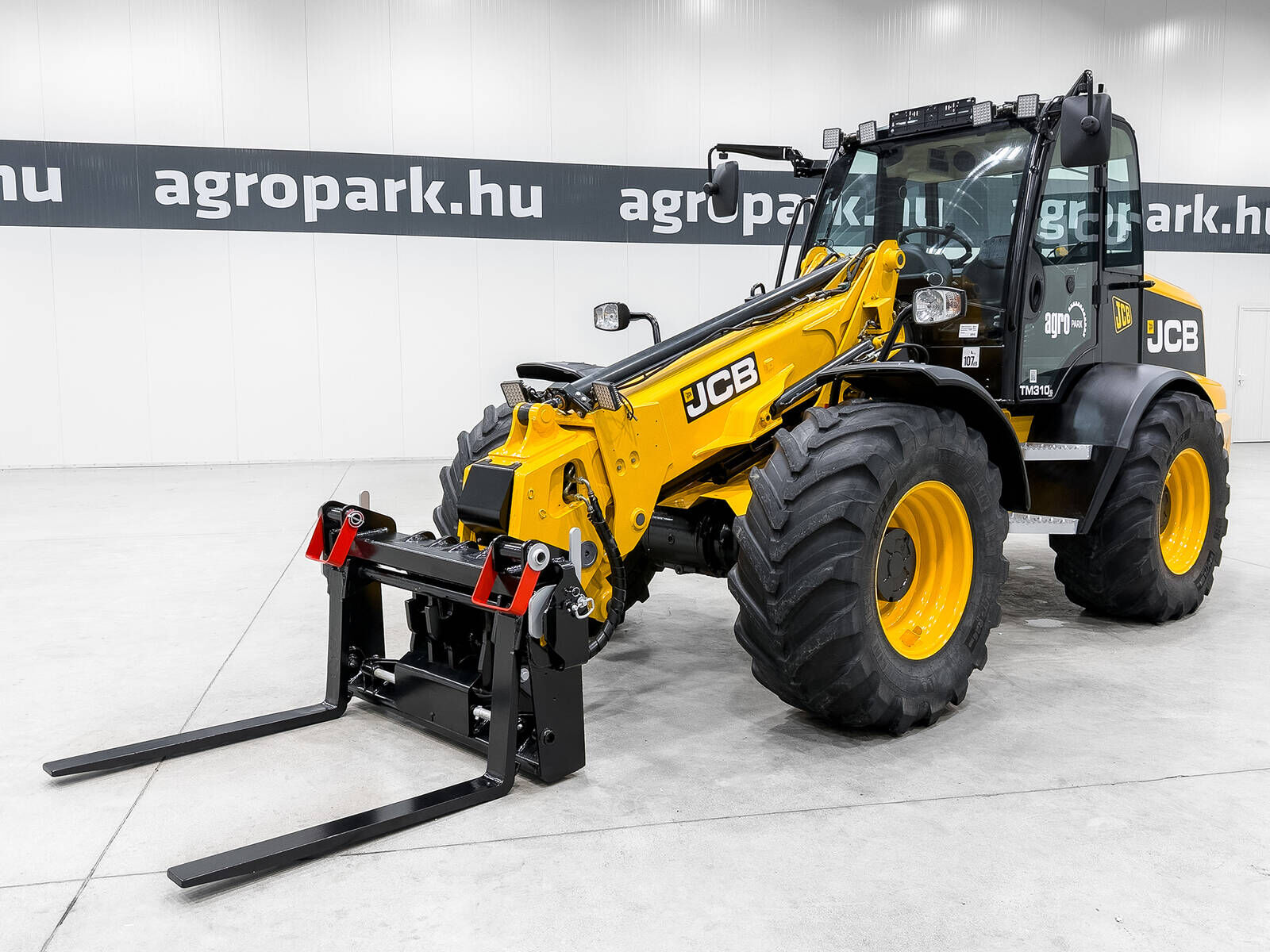 TM310S Agri telehandler, with muck grab and with 2