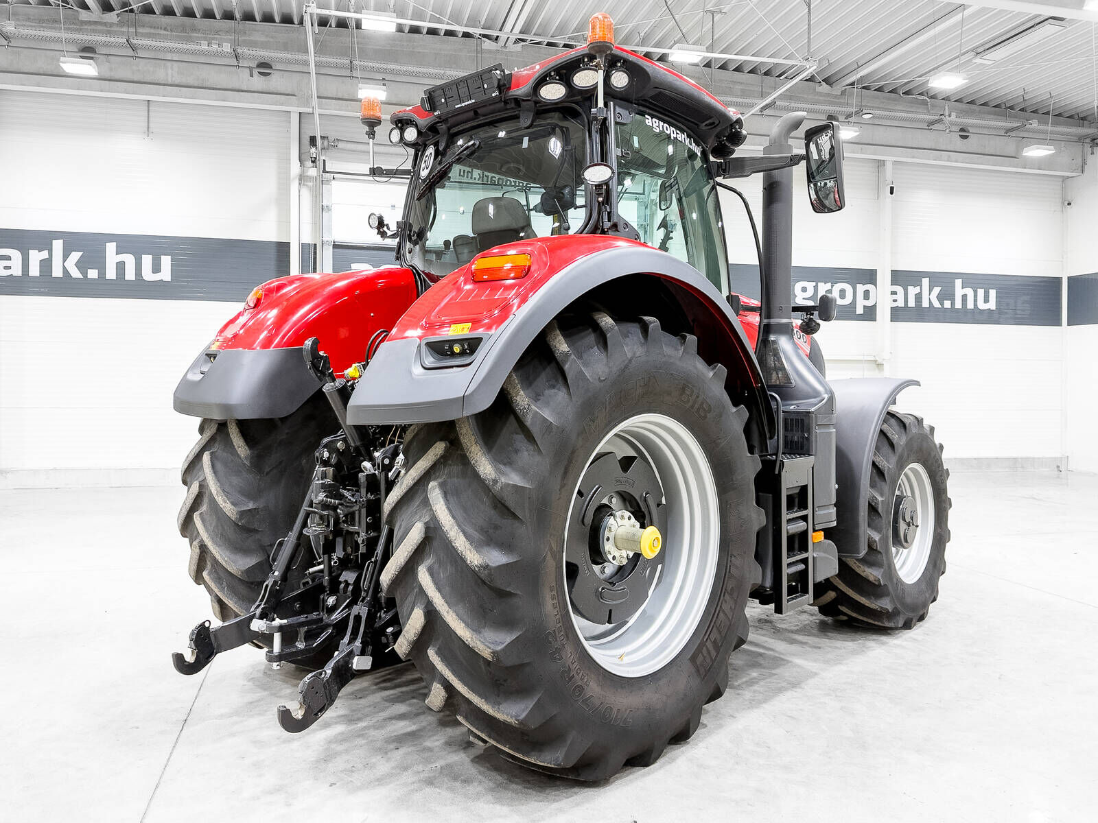 Case IH Optum 300 CVX CVXDrive 50 km/h, axle suspension, 3