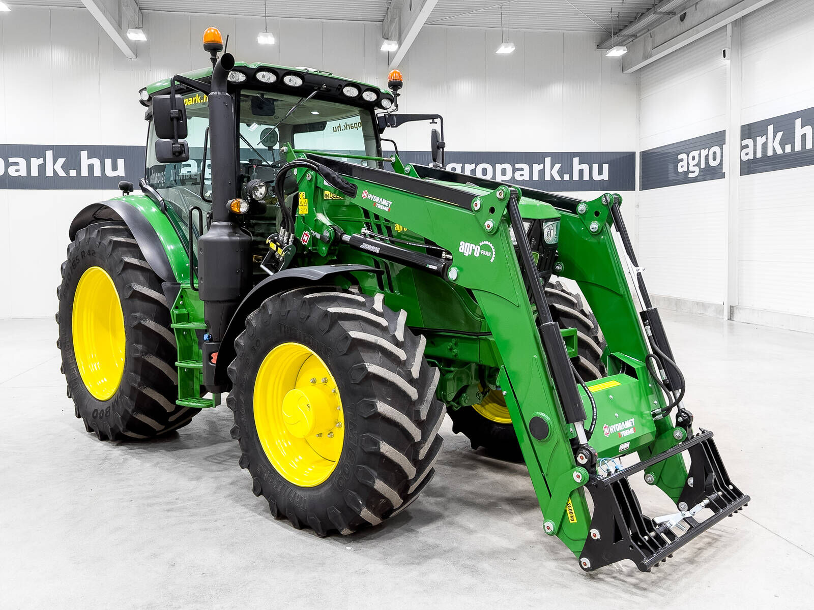 John Deere 6155R tractor, AutoQuad 50 km/h, TLS, cab susp., 2