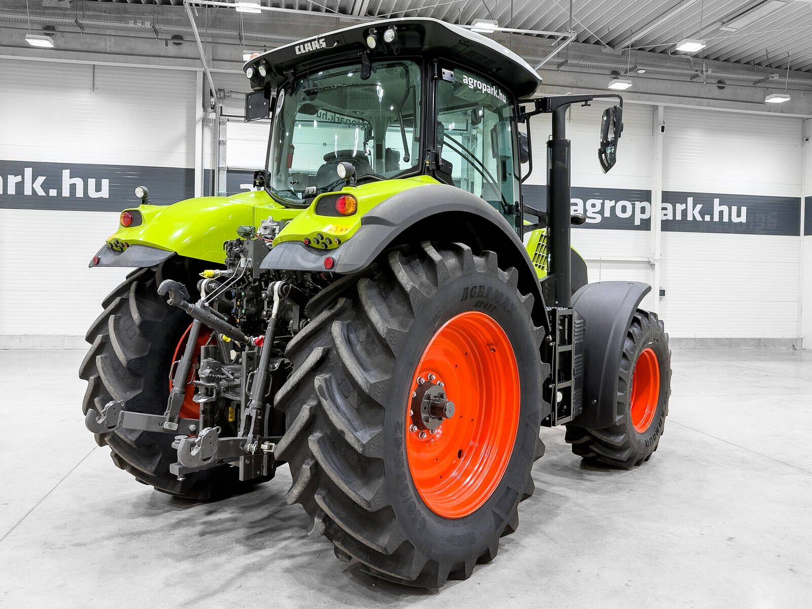 Claas Axion 830 tractor, Hexashift, front axle and cab 3