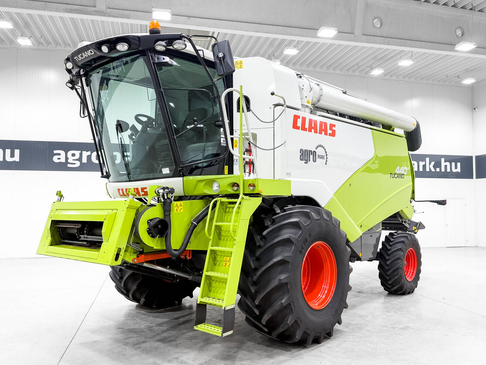 Claas Tucano 440 APS combine harvester with 6,2m heade 2