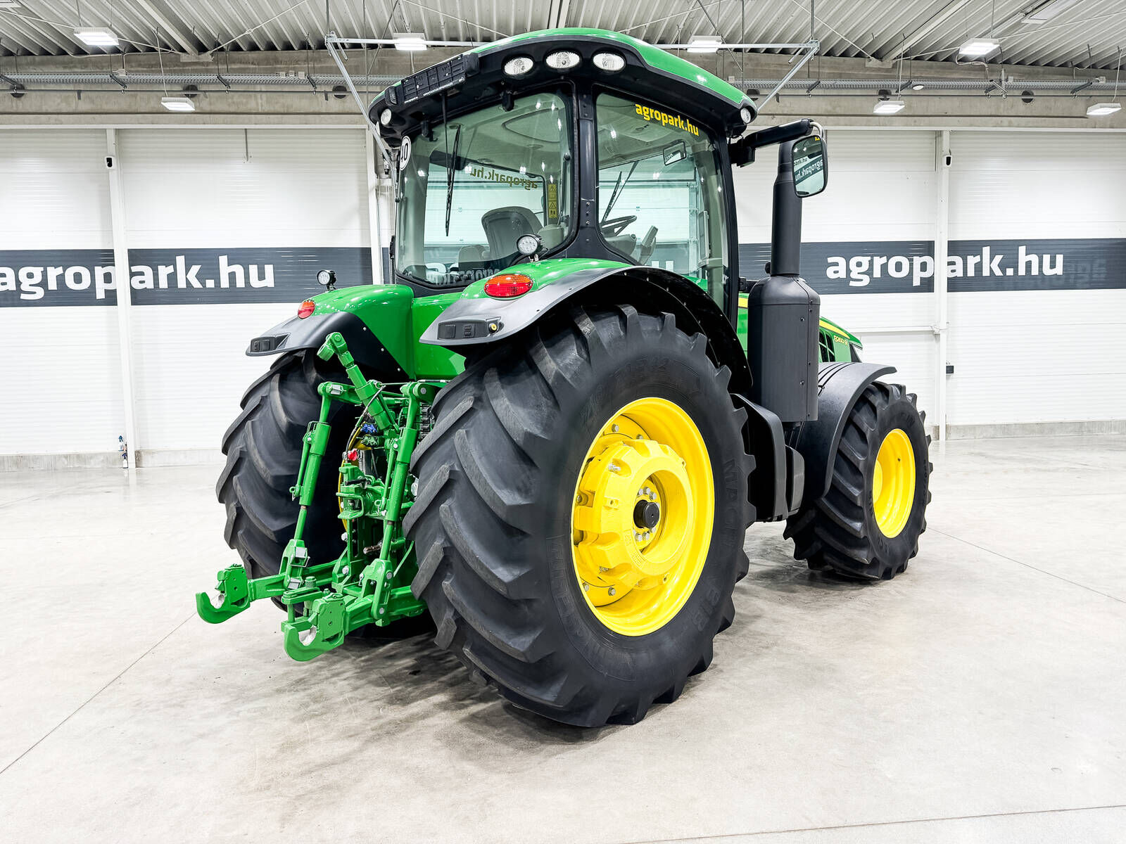 John Deere 8260R tractor, 16/5 Powershift, AutoTrac ready,  3