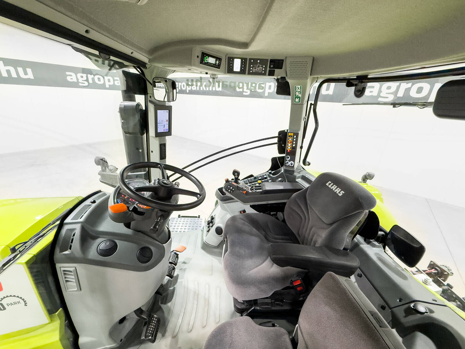 Claas Axion 830 tractor, Hexashift, front axle and cab 1