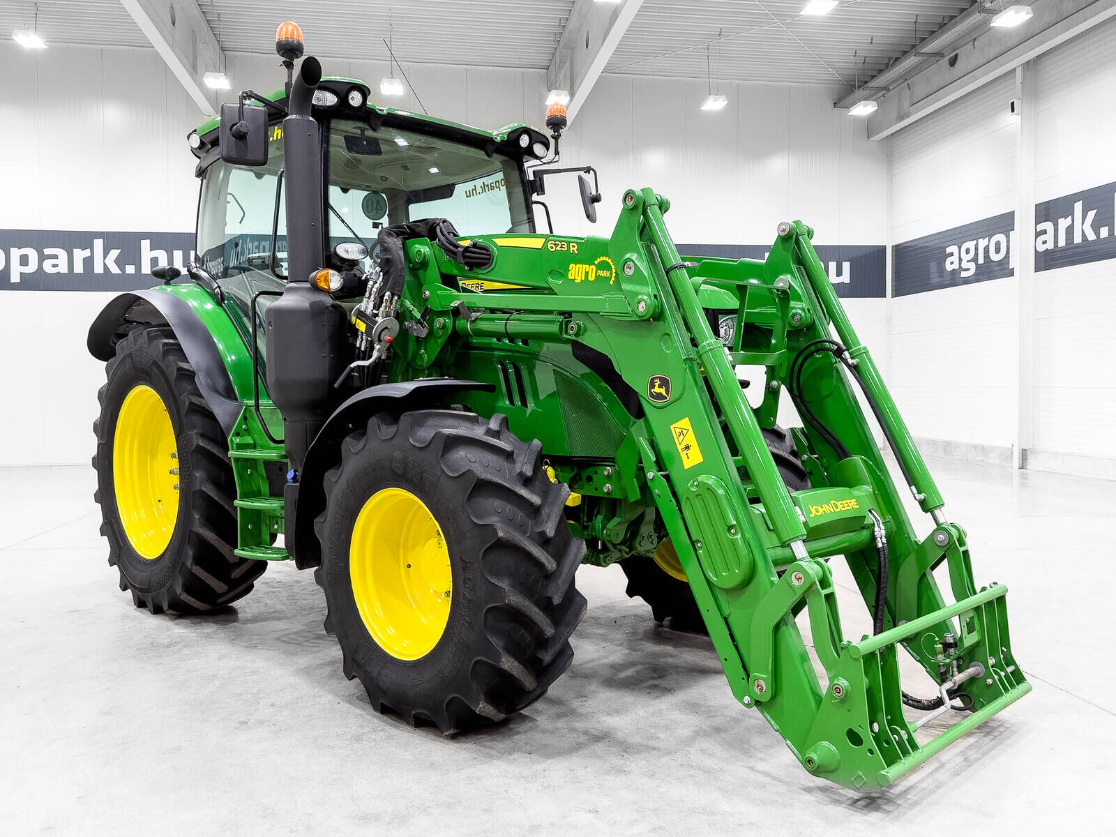 John Deere 6130R tractor, AutoQuad 24/24, TLS, JD 623R load 2