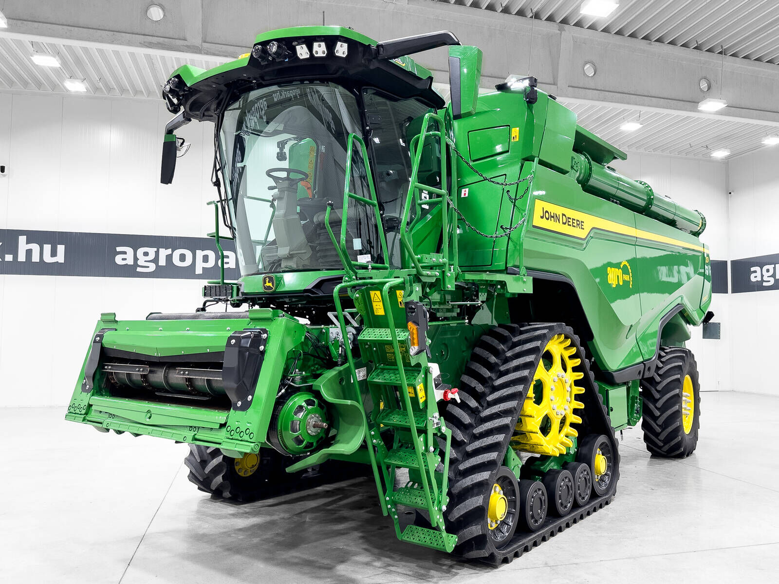 John Deere X9 1100 DEMO combine with HD45X 13,7 m header 2