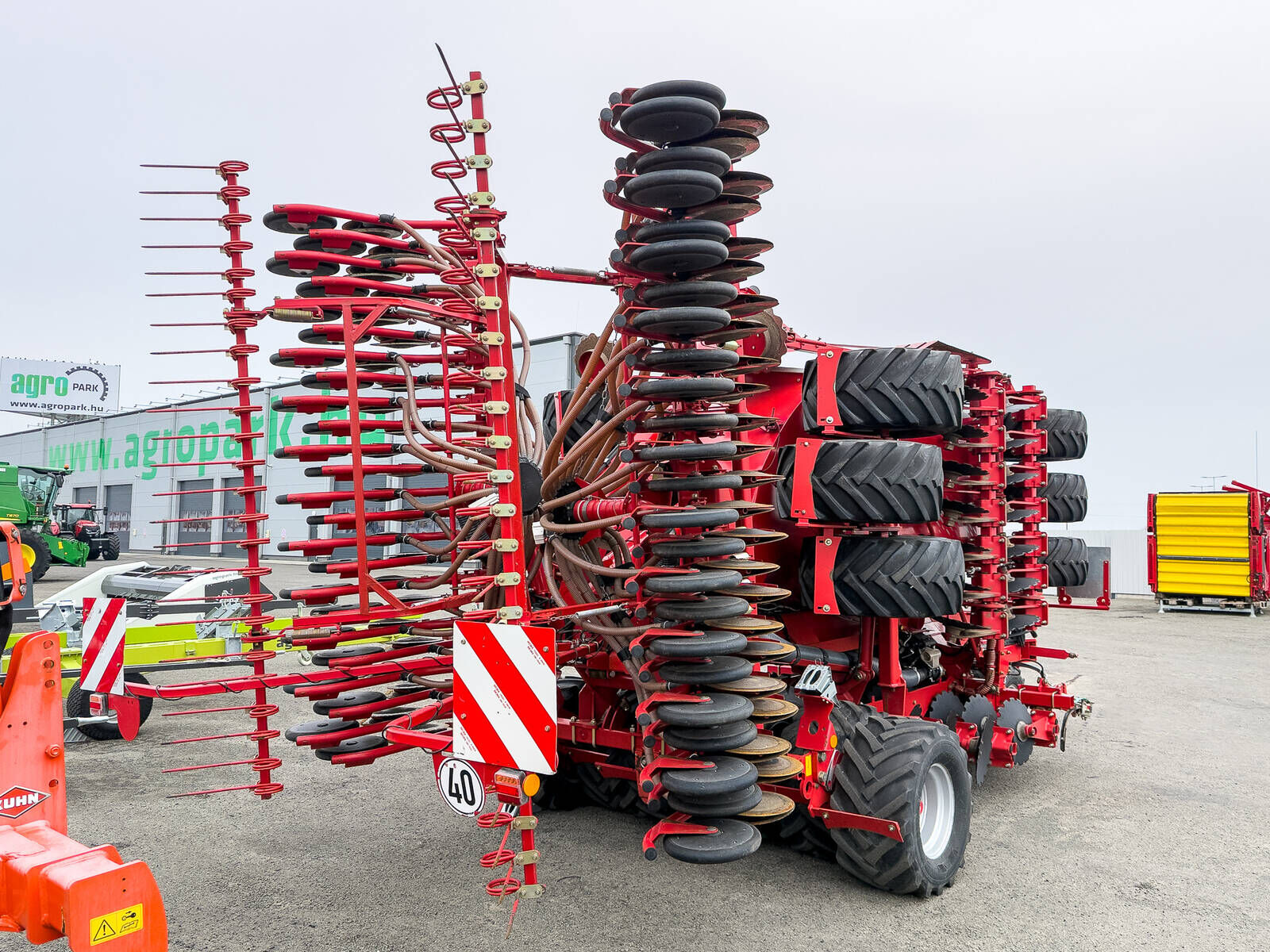 Kverneland Accord U-Drill 6000  6-meter grain drill, 4350 l 3