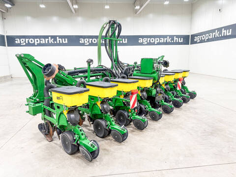 John Deere 1725NT 8-row folding-frame precision planter, FT
