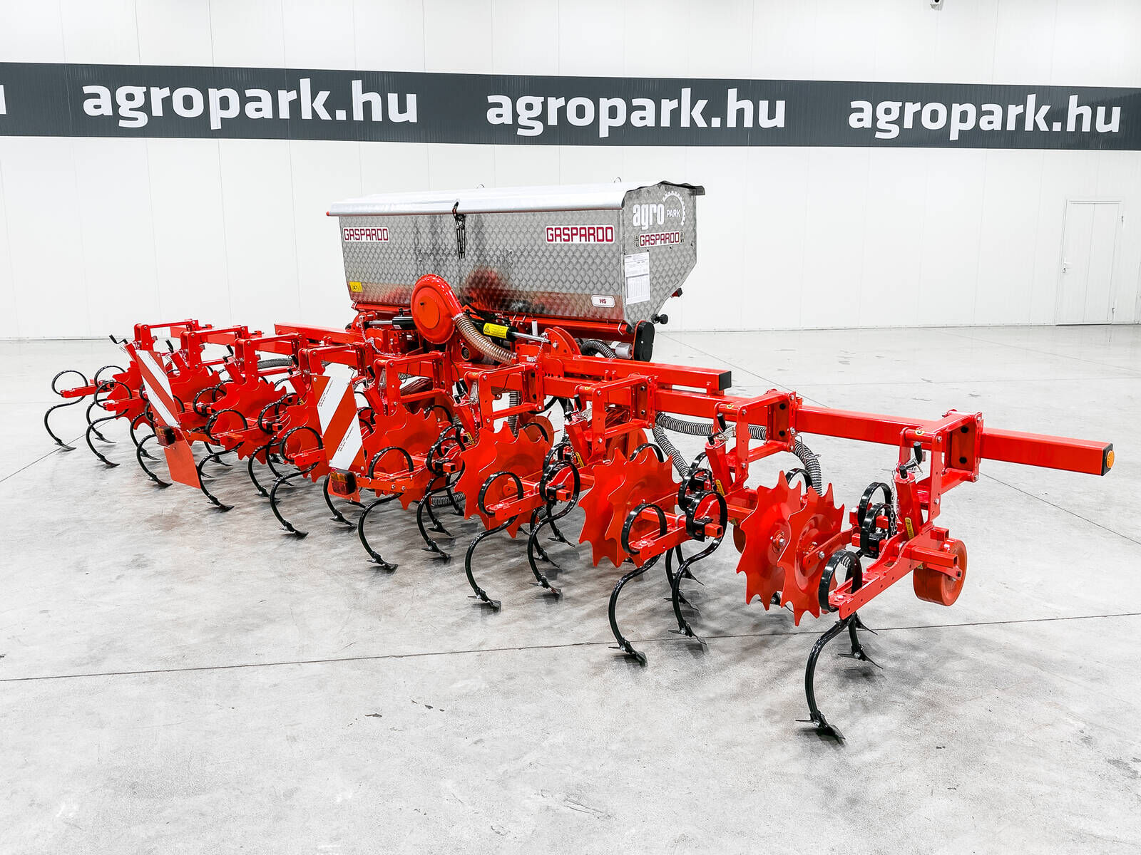 HS8 folding frame, 8-row inter-row cultivator 1