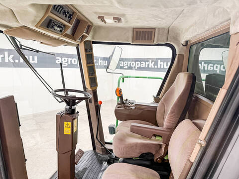 John Deere 9560 WTS 5-Stroh-Mähdrescher mit Fahrerbühne, 5,5 m 618R-Erntevorsatz