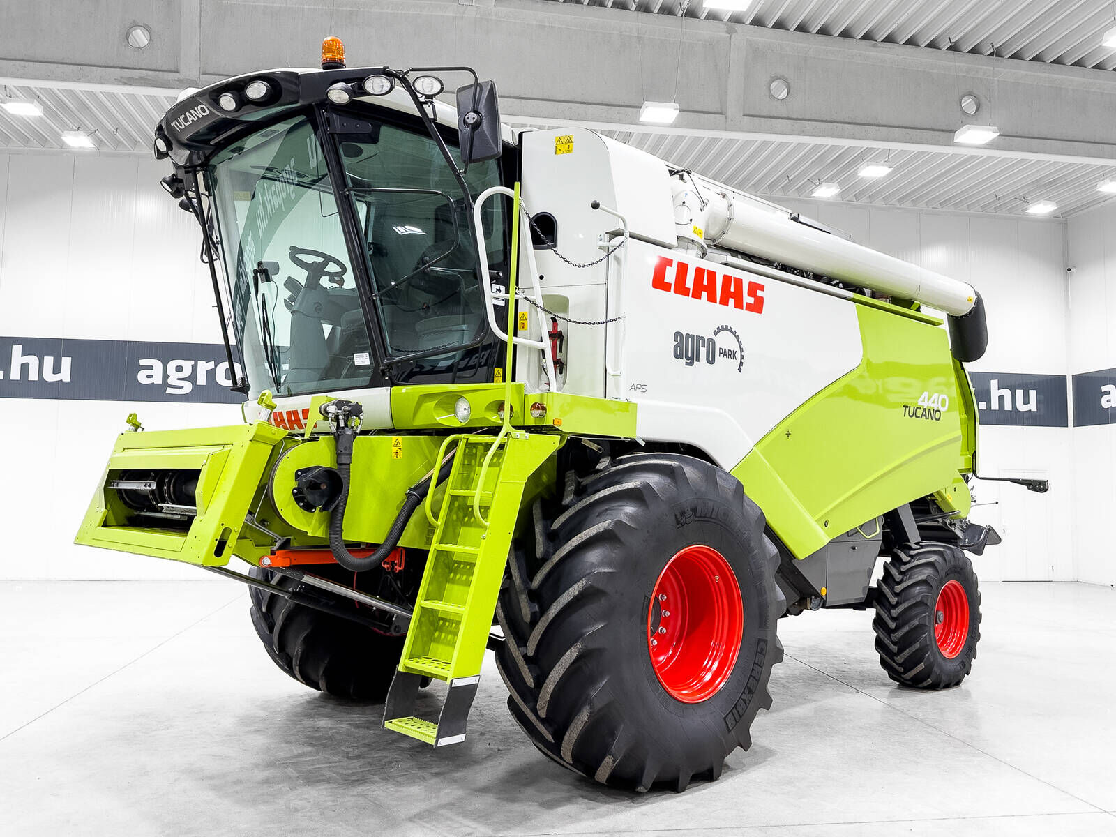 Claas Tucano 440 APS combine, with V680 6,8m header, d 2