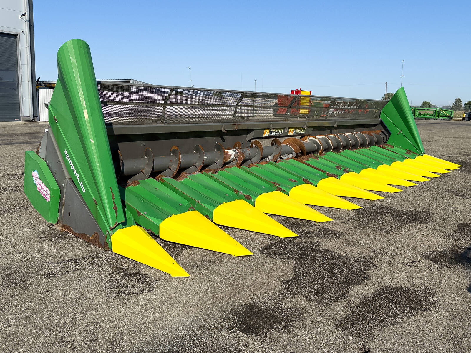 Ziegler Sunflower Champion 12R John Deere 12 row sunflow 2