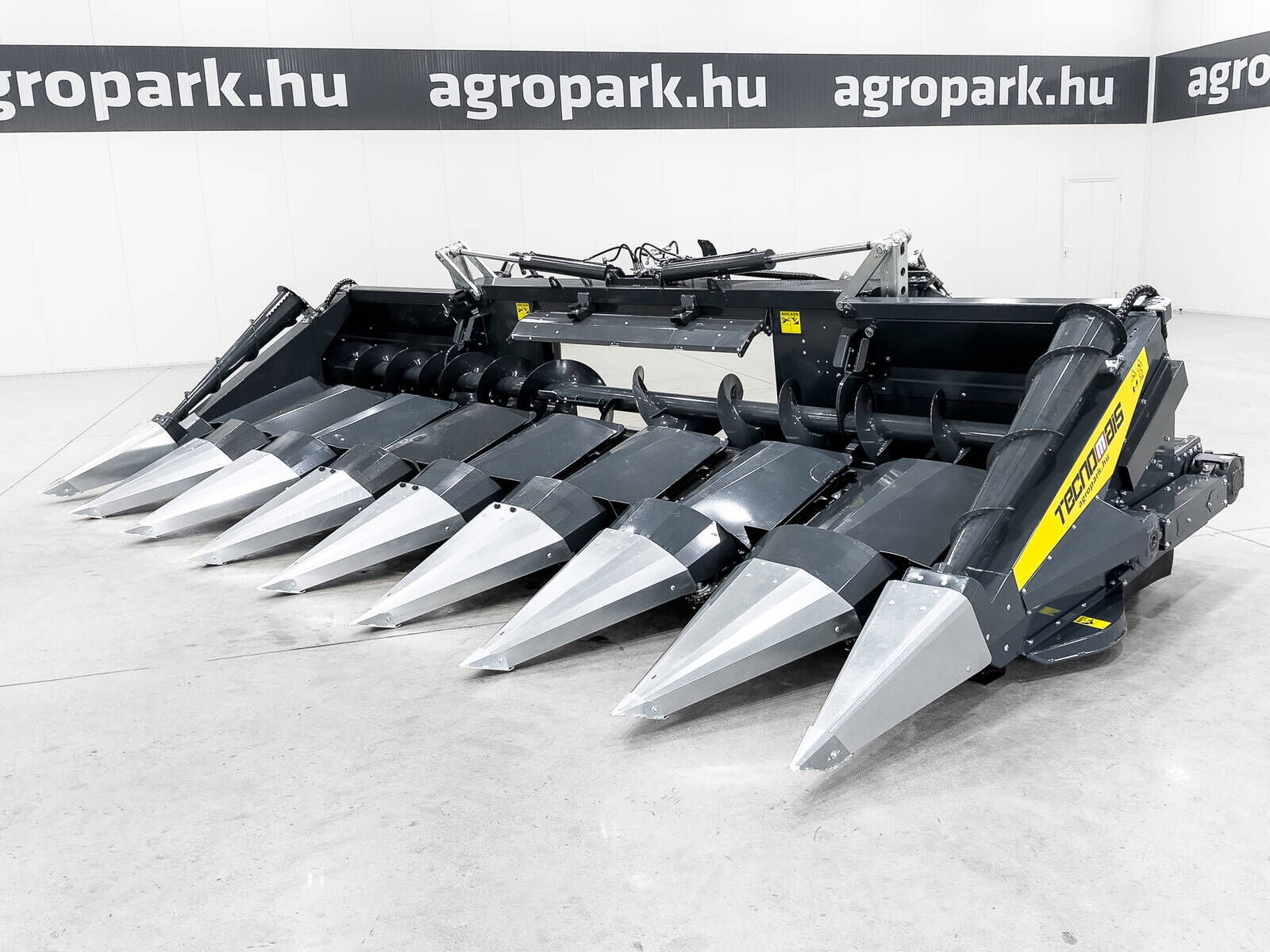 Tecnomais TMRP4 8R-F 8 row (75 cm), foldable corn header,  1