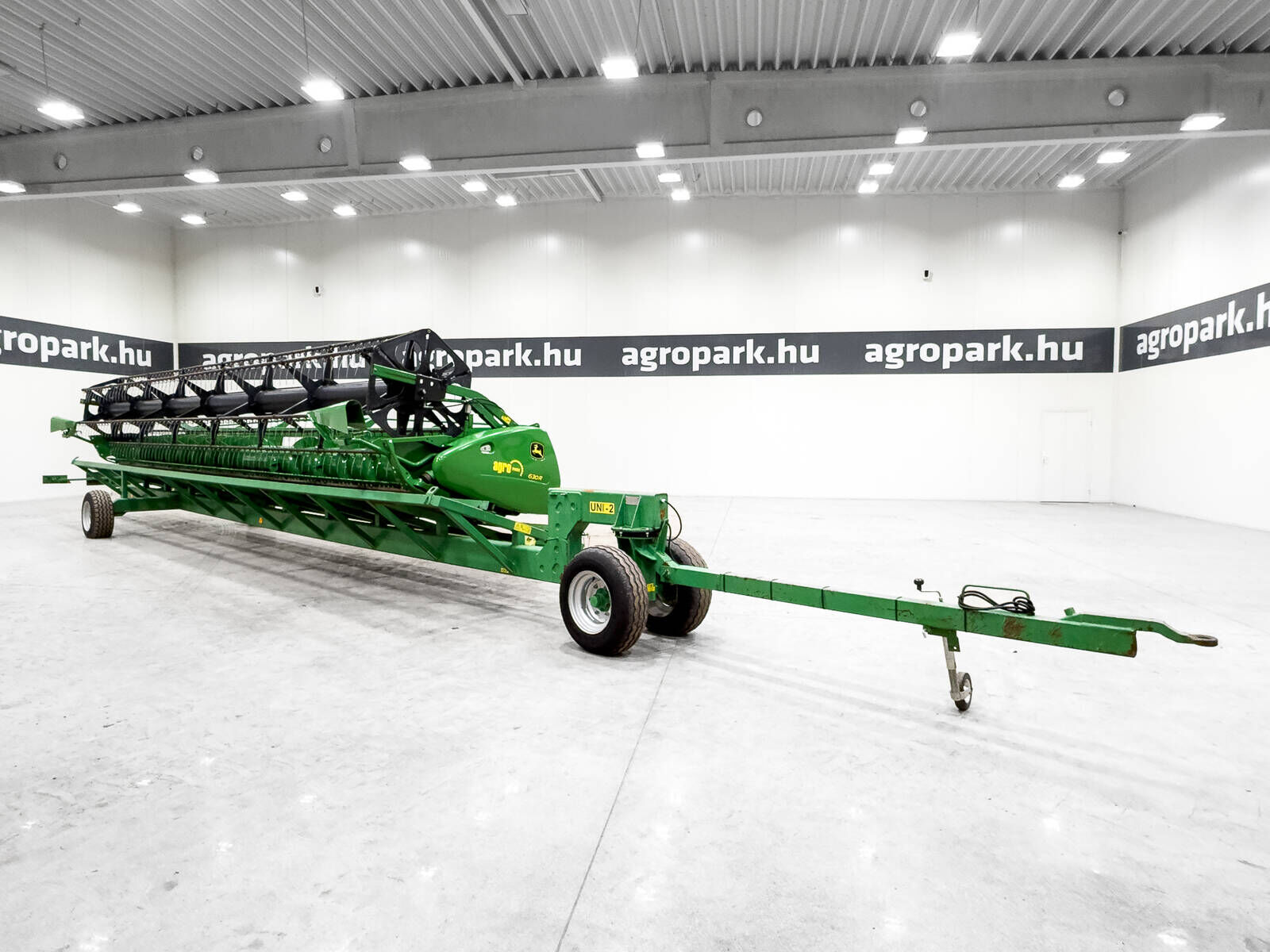 John Deere 630R 9.15m grain header with tandem axle trailer 2