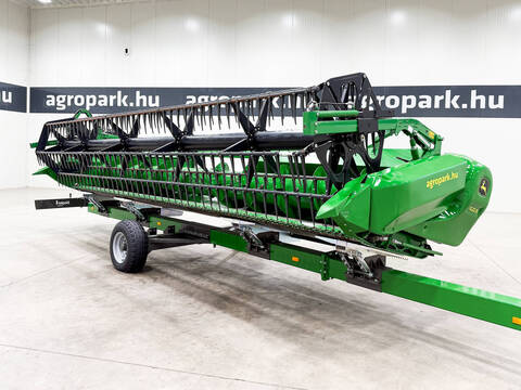 John Deere 622X 6.7 m Vario header with header trailer and