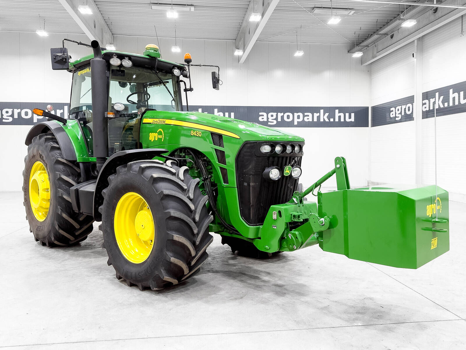 John Deere 8430 16/5 Powershift 40 km/h, ILS, active seat,  2