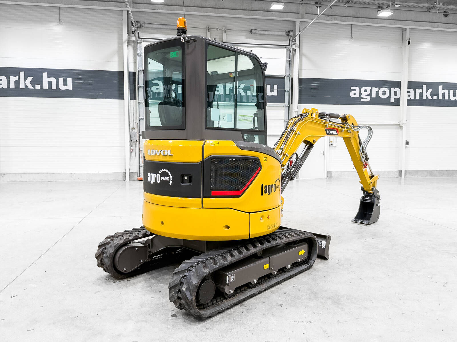 FR26F-u mini excavator, with Japanese main compo 3