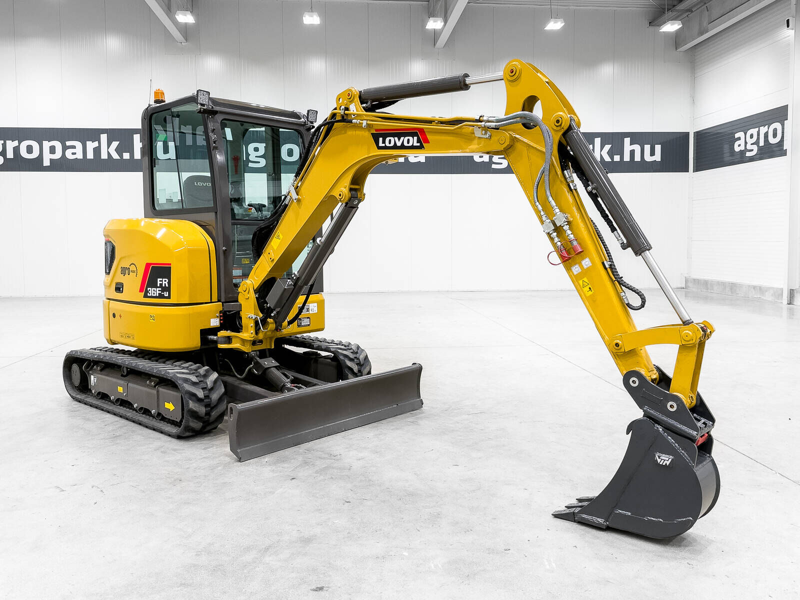 FR36F-u mini excavator, with Japanese main compo 3