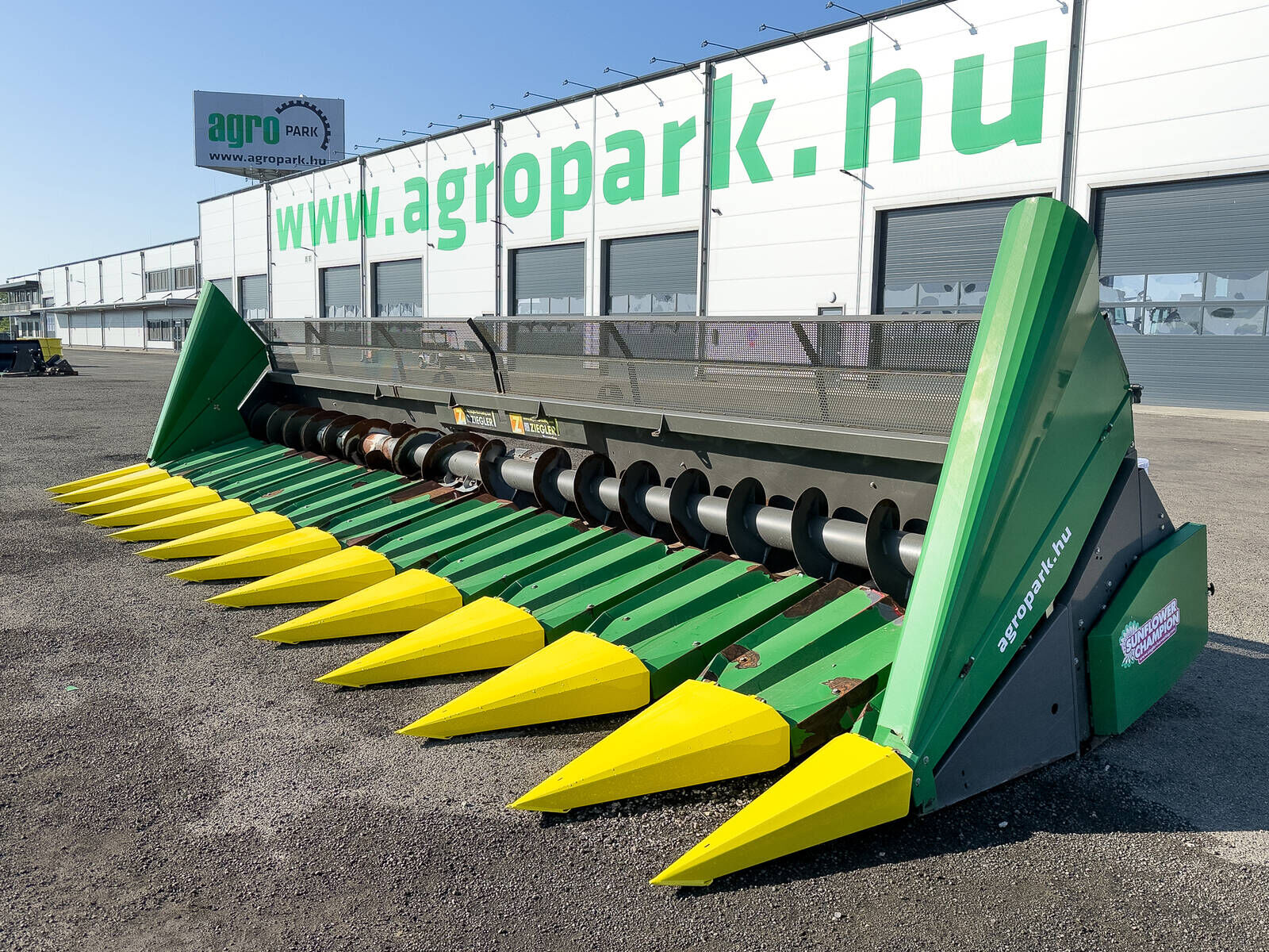 Ziegler Sunflower Champion 12R John Deere 12 row sunflow 1