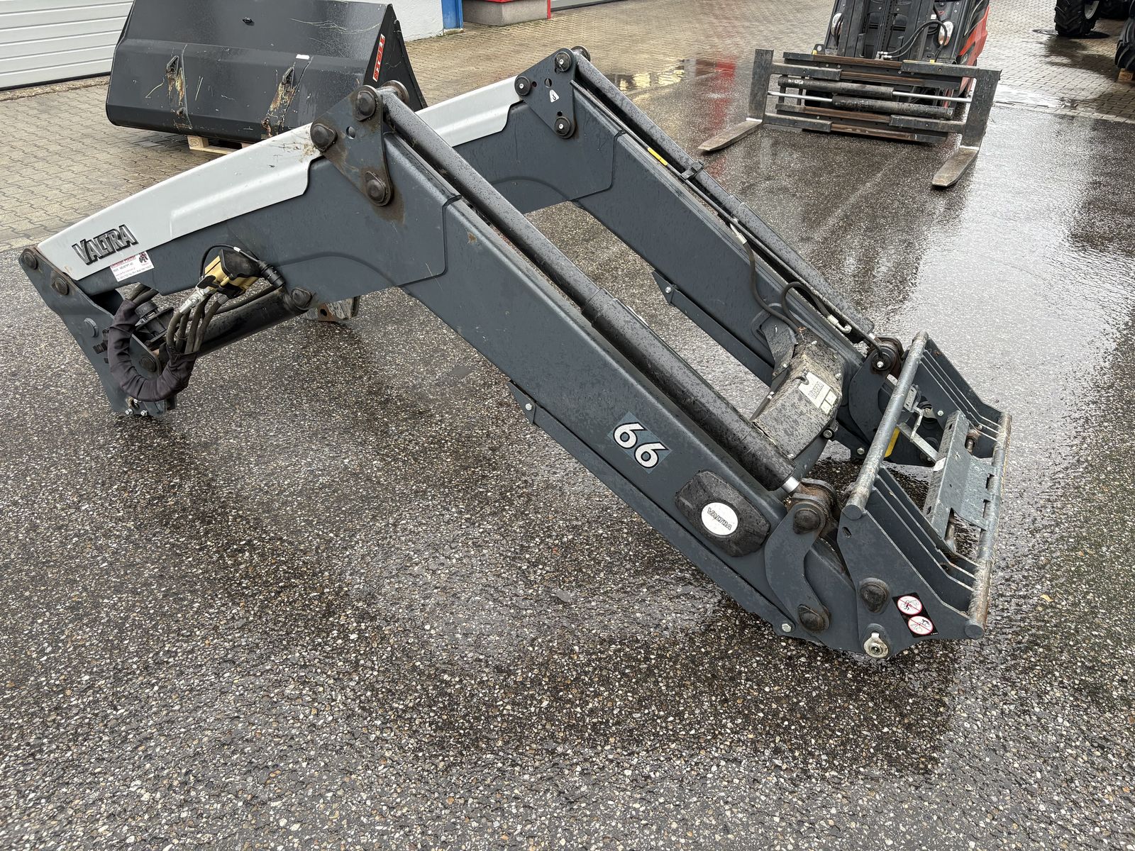 Quicke Q66 zu Valtra N4 / N5 3