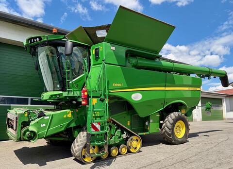 John Deere S690i