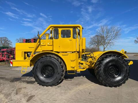 Kirovets K700A V8
