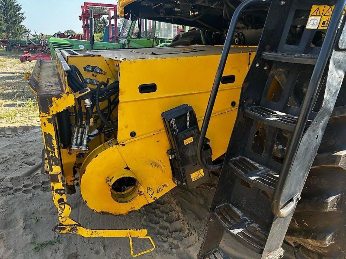 New Holland CR 9070 Elevator 3