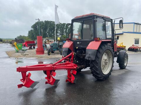 Belarus MTS 820 + 3 Schar Beetpflug
