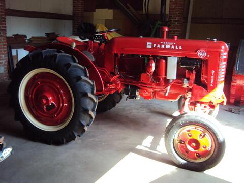 McCormick Farmall F-235 D