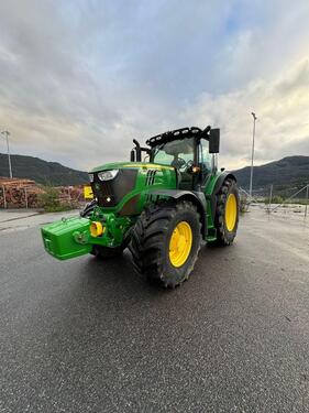 John Deere 6215R