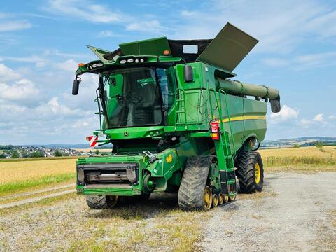 John Deere S690i