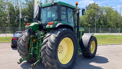 John Deere 6910 