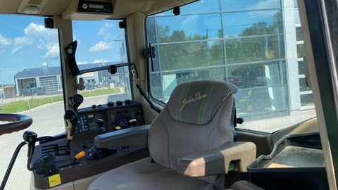 John Deere 6910 