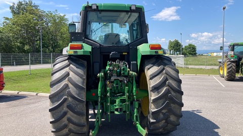 John Deere 6910 