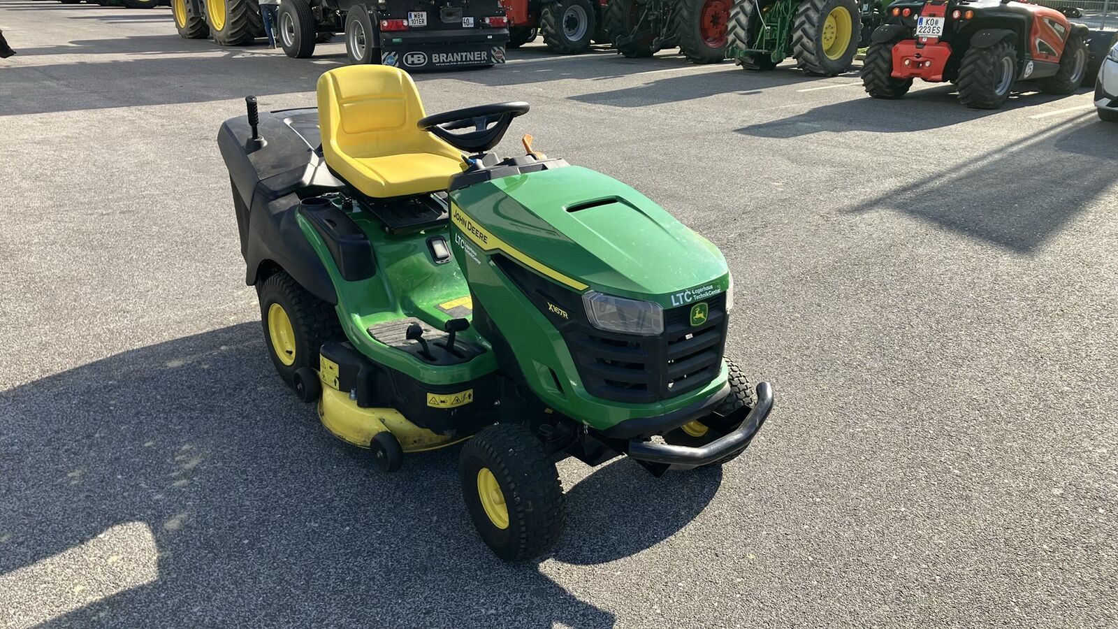 John Deere X167R 2